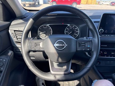 Used 2025 Nissan Rogue SV image 31