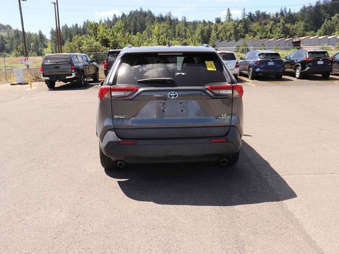 Used 2021 Toyota RAV4 LE AWD/4WD image 6