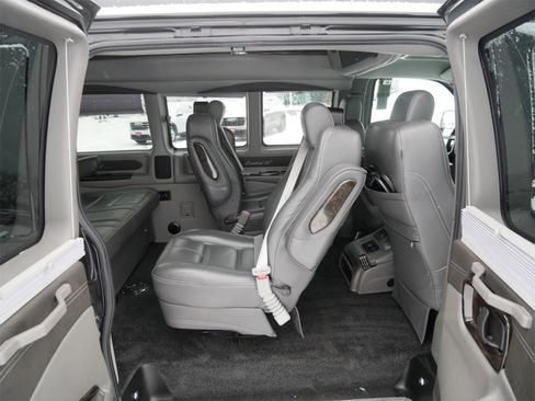 Used 2018 GMC Savana 2500 w/ Enhanced Convenience Package image 12