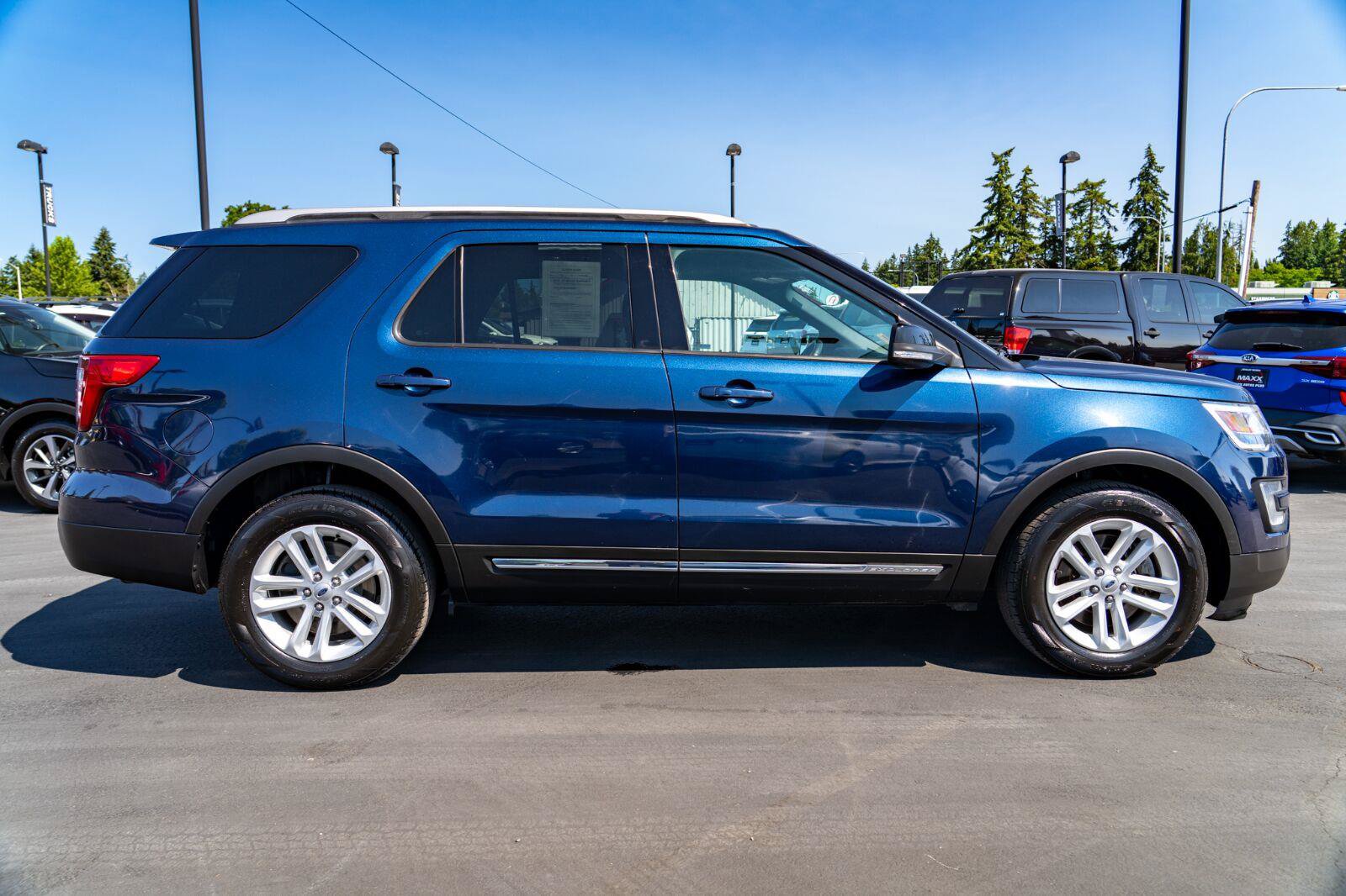 Used 2017 Ford Explorer XLT FWD image 8