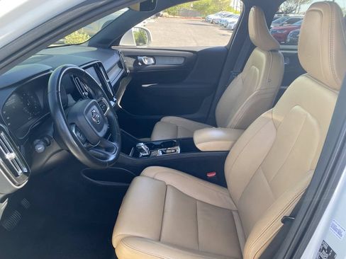 Used 2019 Volvo XC40 T4 Inscription FWD image 17