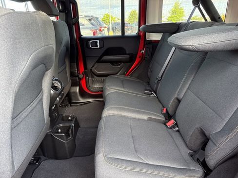 Used 2025 Jeep Wrangler Unlimited Sahara AWD/4WD image 6
