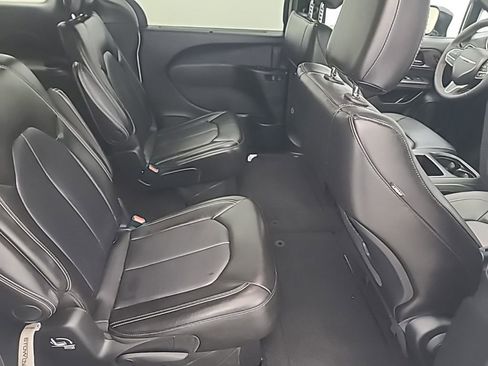 Used 2025 Chrysler Pacifica Select FWD image 16