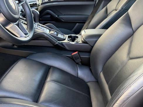 Certified 2018 Porsche Cayenne Platinum Edition image 4