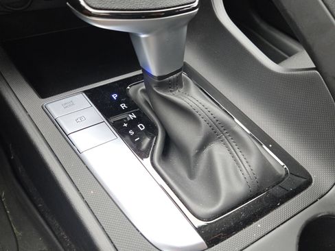 Used 2024 Hyundai Elantra SE FWD image 17