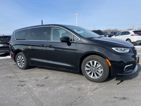 Used 2024 Chrysler Pacifica Select image 2