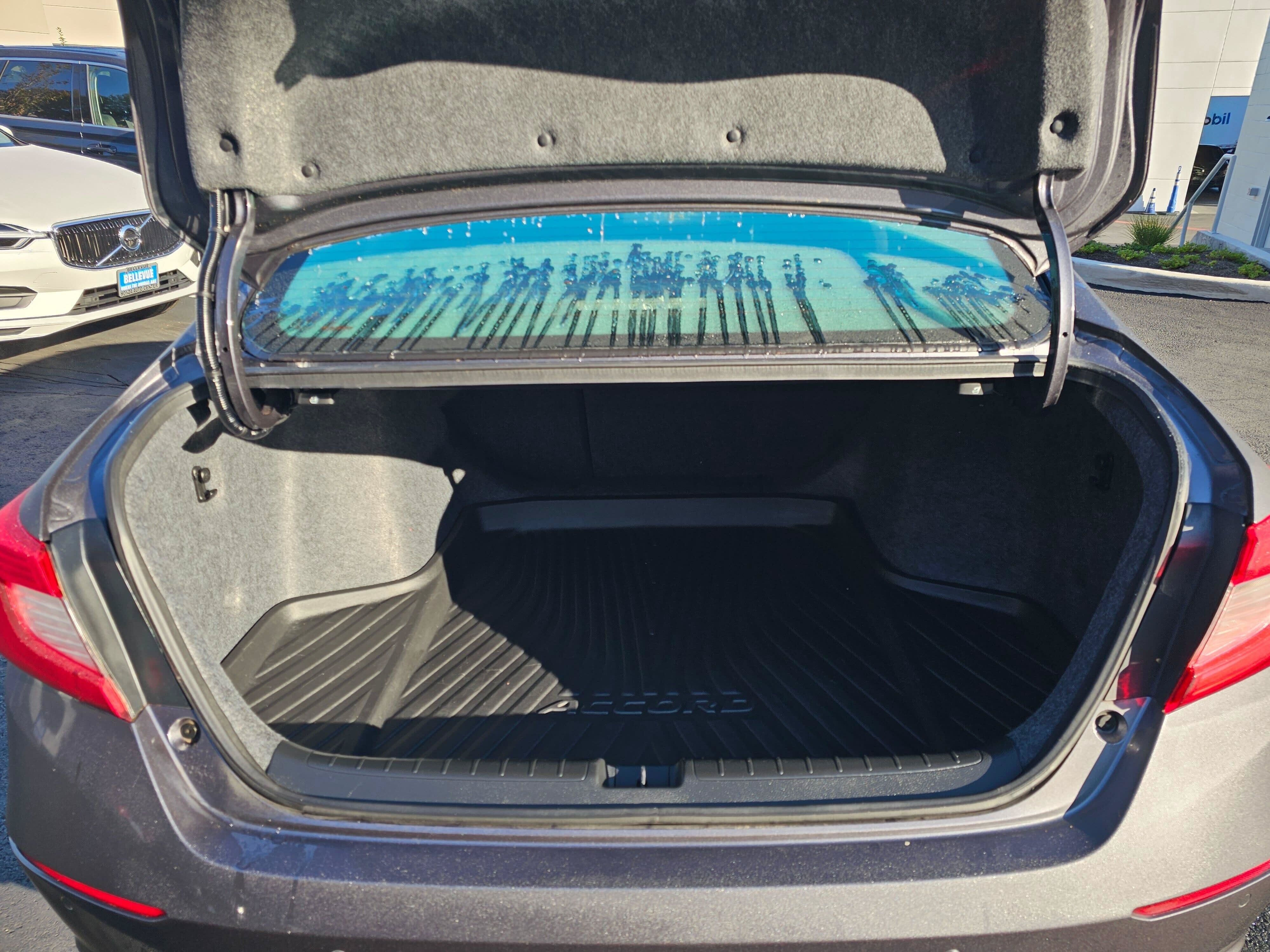 Used 2018 Honda Accord Touring image 18
