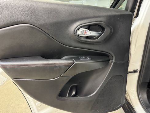 Used 2019 Jeep Cherokee Trailhawk w/ Cold Weather Group image 14