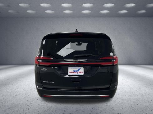 Used 2023 Chrysler Pacifica Touring-L FWD image 4