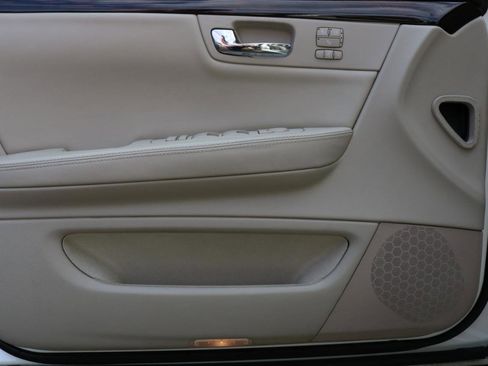 Used 2009 Cadillac DTS w/ Sun And Sound Package image 18