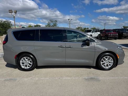 Used 2025 Chrysler Pacifica Select FWD image 7