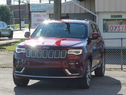 Used 2019 Jeep Grand Cherokee Summit AWD/4WD image 3