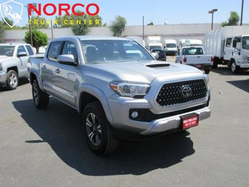 Used 2018 Toyota Tacoma TRD Sport w/ Technology Package image 8