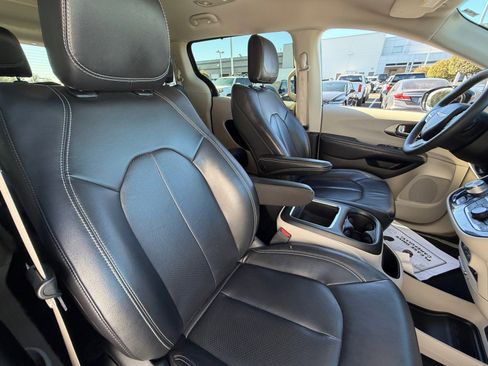 Used 2022 Chrysler Pacifica Touring-L image 19