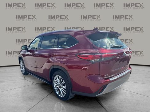 Used 2023 Toyota Highlander Platinum FWD image 2