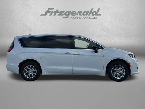 New 2026 Chrysler Pacifica Select FWD image 4