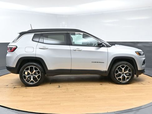 Used 2026 Jeep Compass Limited image 16