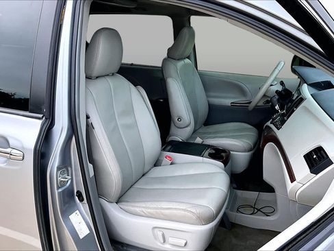 Used 2013 Toyota Sienna XLE FWD image 7