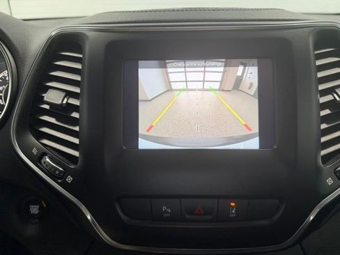 Used 2021 Jeep Cherokee Latitude Plus AWD/4WD image 16