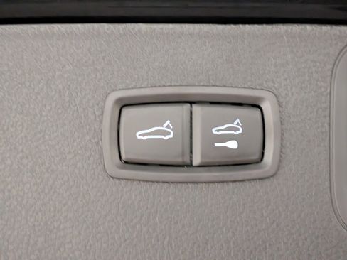 Certified 2025 Porsche Macan image 24