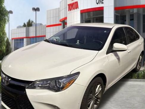Used 2017 Toyota Camry SE image 1
