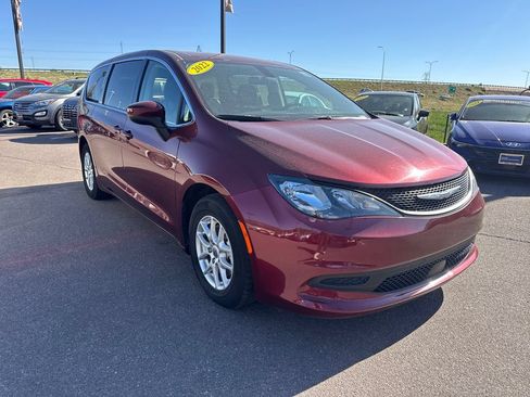 Used 2022 Chrysler Voyager LX FWD image 6