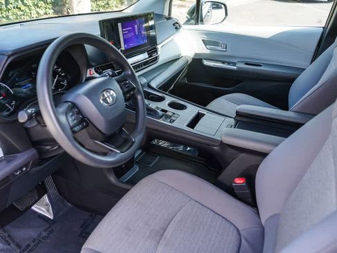 Used 2025 Toyota Sienna LE FWD image 19
