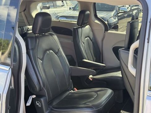 Used 2018 Chrysler Pacifica Limited FWD image 33