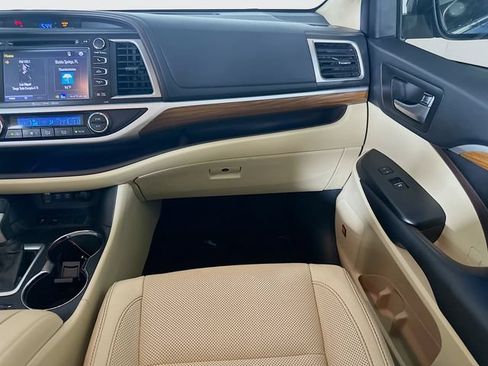 Used 2019 Toyota Highlander Limited Platinum FWD image 23