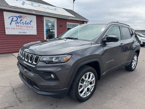 Used 2023 Jeep Compass Latitude w/ Sun and Sound Group AWD/4WD image 1