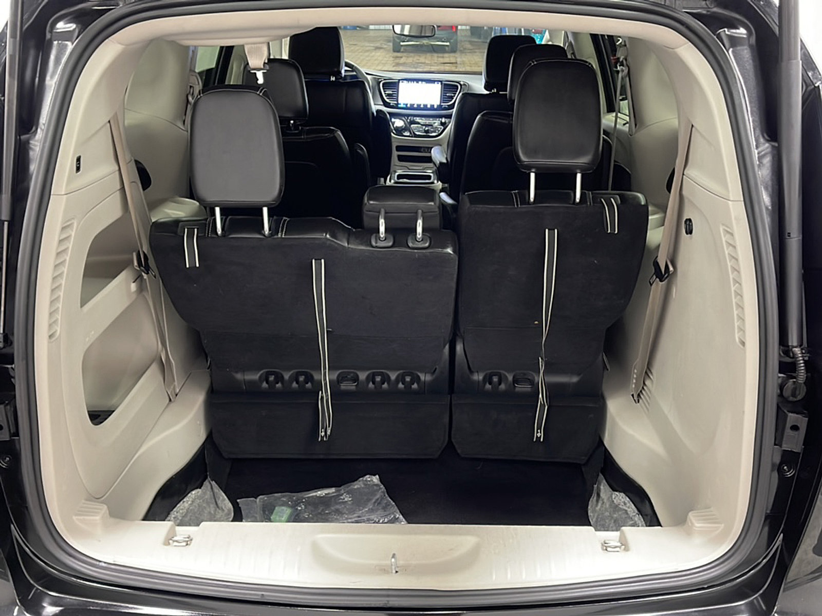 Used 2023 Chrysler Pacifica Touring-L FWD image 17