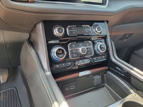 Used 2024 GMC Yukon XL Denali Ultimate AWD/4WD image 17