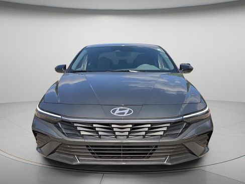 Used 2025 Hyundai Elantra SEL w/ Cargo Package FWD image 4
