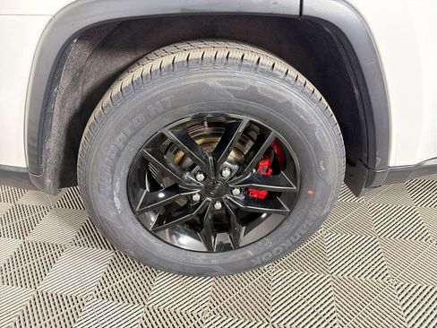 Used 2019 Jeep Grand Cherokee Trailhawk AWD/4WD image 12