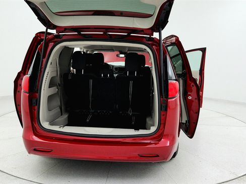 Used 2024 Chrysler Voyager LX image 10