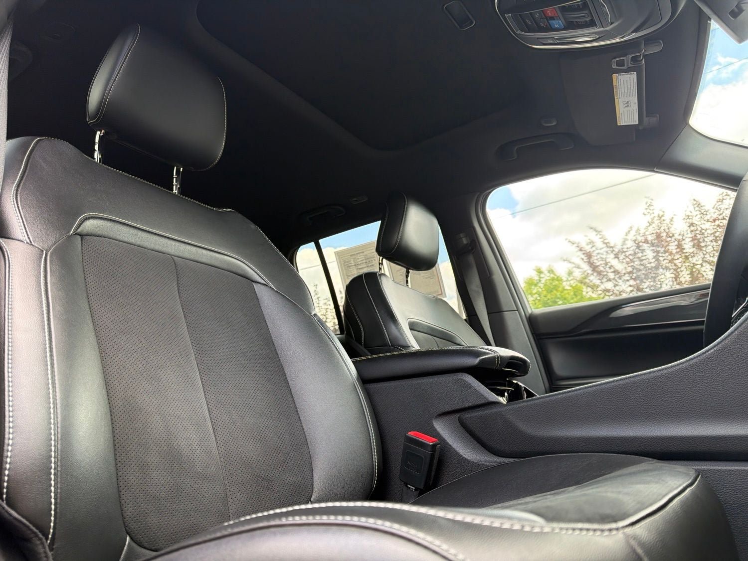 Used 2023 Jeep Grand Cherokee Altitude AWD/4WD image 17