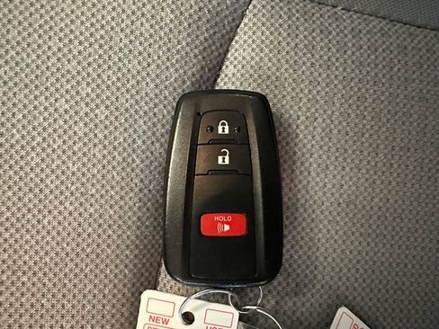 Used 2022 Toyota Prius LE FWD image 16