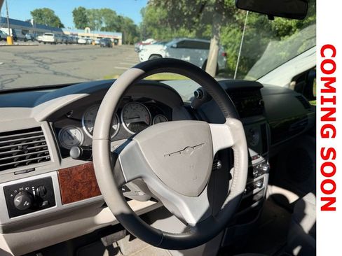 Used 2010 Chrysler Town & Country Touring FWD image 11
