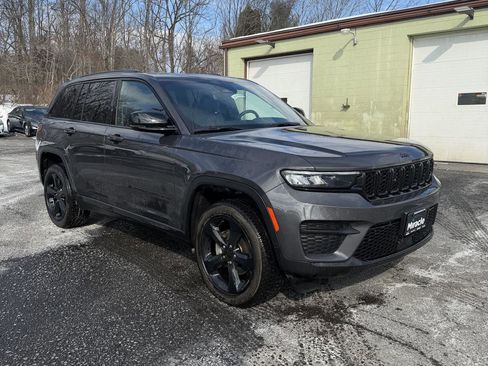 Used 2023 Jeep Grand Cherokee Altitude image 1