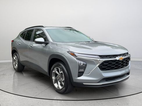 Certified 2026 Chevrolet Trax LT w/ Driver Confidence Package FWD image 1