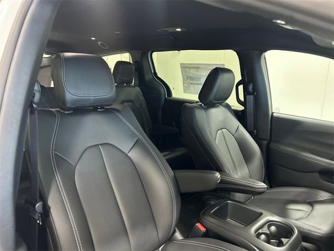 New 2026 Chrysler Pacifica Select image 34