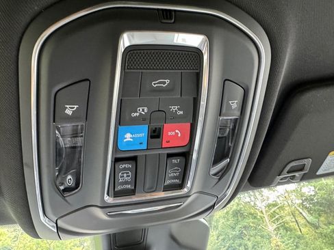 Used 2025 Jeep Grand Cherokee Altitude image 26