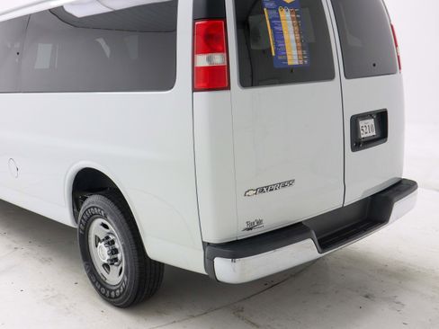 Used 2017 Chevrolet Express 3500 LT w/ LT Preferred Equipment Group image 10