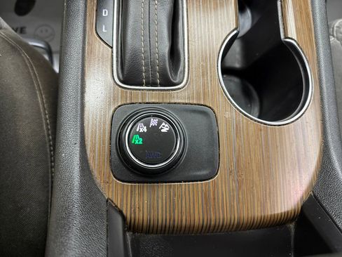 Used 2019 GMC Acadia SLE image 29