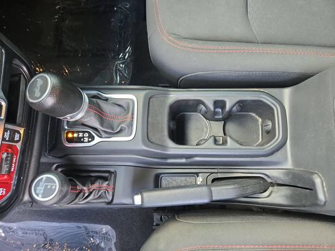 Used 2021 Jeep Wrangler Unlimited Rubicon w/ Cold Weather Group AWD/4WD image 22