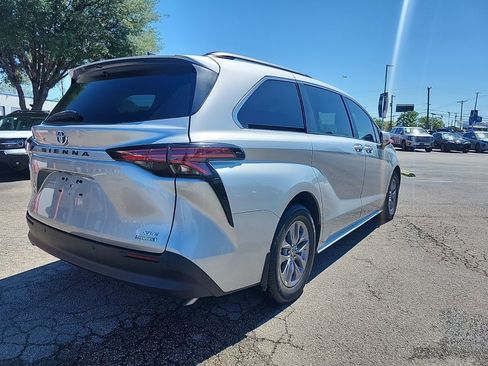 Used 2021 Toyota Sienna XLE FWD image 3