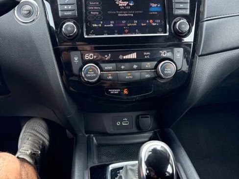 Certified 2019 Nissan Rogue SV FWD image 9