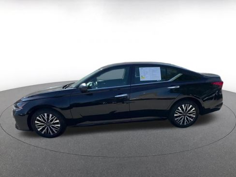 Used 2025 Nissan Altima 2.5 SV FWD image 8