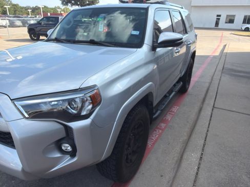 Used 2022 Toyota 4Runner SR5 Premium w/ Moonroof Package AWD/4WD image 4