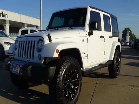 Used 2017 Jeep Wrangler Unlimited Sahara w/ Dual Top Group AWD/4WD image 2